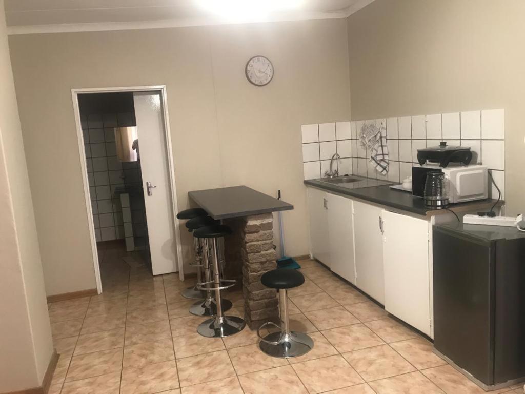 Urbanlife Keetmanshoop Accommodation Екстер'єр фото